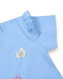 Bawełniany T-shirt dla dziewczynek PanPan 35 ma kwiatki 3D i marszczone rękawy, wykonany w 100% z bawełny. Ta urocza jasnoniebieska koszulka jest pokazana na białym tle.