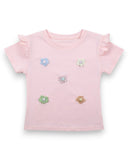 Bawełniany T-shirt dla dziewczynek PanPan 35 ma kwiatki 3D, krótki rękaw z falbanką i jest wykonany w 100% z bawełny. Koszulka ma jasnoróżowy kolor i jest prezentowana na płasko na białym tle.