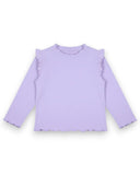 Bluzka dziewczęca z falbanką PanPan 35, uszyta z wiskozy i elastanu, o długim rękawie, z subtelnym wykończeniem przy mankietach, dekolcie i na dole. Kolor jasnofioletowy. Prezentowana na białym tle.
