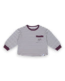 Bawełniana bluzka chłopięca w paski z kieszonką i nadrukiem kota PanPan 35 - czarno-białe paski, bordowe ściągacze, kołnierzyk i lamówka kieszonki na lewej piersi. Idealna na co dzień, prezentowana na białym tle.