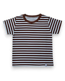 Bawełniany T-shirt w paski dla chłopca PanPan 35, klasyczny krój na lato, z krótkim rękawem, brązowo-białe paski i gładki brązowy dekolt. Idealny wybór na ciepłe dni, prezentowany na białym tle.