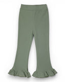 Oliwkowe Wiosenne leginsy dzwony z falbanką dla dziewczynki marki PanPan 35, wygodne i eleganckie, prezentowane na płasko na białym tle.