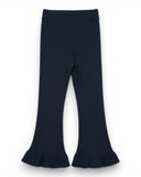 Czarne wiosenne leginsy dzwony z falbanką dla dziewczynki marki PanPan 35, wygodne i eleganckie, prezentowane na płasko na białym tle.