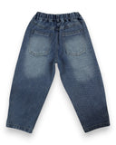 Para jeansów chłopięcych PanPan 35 z gumką w pasie i imitacją rozporka, wykonana z wytrzymałego denimu z dwiema tylnymi kieszeniami, pokazana na płasko na białym tle.