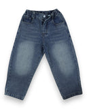 Jeansy chłopięce z gumką w pasie i imitacją rozporka marki PanPan 35, wykonane z trwałego denimu, z kieszeniami z przodu oraz delikatnym cieniowaniem na udach, prezentowane na białym tle.