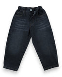 Jeansy chłopięce z gumką w pasie i imitacją rozporka PanPan 35 z trwałego, ciemnoniebieskiego denimu, z bocznymi kieszeniami, delikatnym przetarciem na udach. Leżą płasko na białym tle.