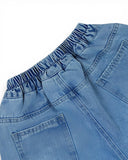 Jasnoniebieskie jeansy dziewczęce PanPan 35 z szeroką nogawką i haftowanymi wisienkami, z elastycznym ściągaczem w pasie i dwiema tylnymi kieszeniami; widoczny jest tylko górny detal z tyłu, ukazujący lekko wyblakły denim.