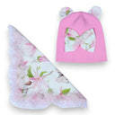 Komplet Flora w kolorze Baby pink – czapka z uszkami misia i kokardą w kwiaty oraz chusta z tiulową falbanką, zdjęcie produktowe na białym tle.