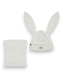 PanPan 35 Zestaw czapka z uszami królika i komin - bawełna, prążek to biały prążkowany zestaw z czapką z uszami królika z uśmiechniętą naszywką królika na zagiętym rondzie i pasującym ocieplaczem na szyję. Oba elementy są przedstawione na płasko na białym tle.