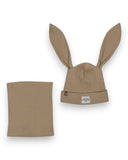 PanPan 35 Zestaw czapka z uszami królika i komin - bawełna, prążek, w kolorze beżowym, zawiera prążkowaną dzianinową czapkę z wysokimi uszami królika i naszywką z kreskówkowym zwierzakiem oraz pasujący ocieplacz na szyję, wyświetlany na białym tle.