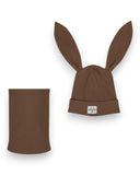 PanPan 35 Zestaw czapka z uszami królika i komin - bawełna, prążek dla dzieci obejmuje brązową prążkowaną czapkę z długimi uszami królika i naszywką z twarzą kota, a także pasujący lekki bawełniany ocieplacz na szyję.