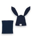 PanPan 35 Zestaw czapka z uszami królika i komin - bawełna, prążek zawiera granatową prążkowaną czapkę dziecięcą z wysokimi uszami królika i naszywką z twarzą zwierzęcia oraz pasujący ocieplacz na szyję, tworząc idealny wiosenny zestaw na białym tle.