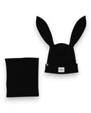 PanPan 35 Zestaw czapka z uszami królika i komin - bawełna, prążek zawiera czarną czapkę z wysokimi uszami królika i białą naszywką oraz pasujący ocieplacz na szyję, oba przedstawione na białym tle.