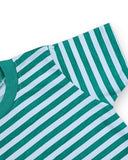 Koszulka PanPan 35 Bawełniany T-shirt w paski dla chłopca - klasyczny krój na lato ma zielono-białe paski i krótkie rękawy, wyeksponowane od ramienia i szyi na płasko na białym tle.